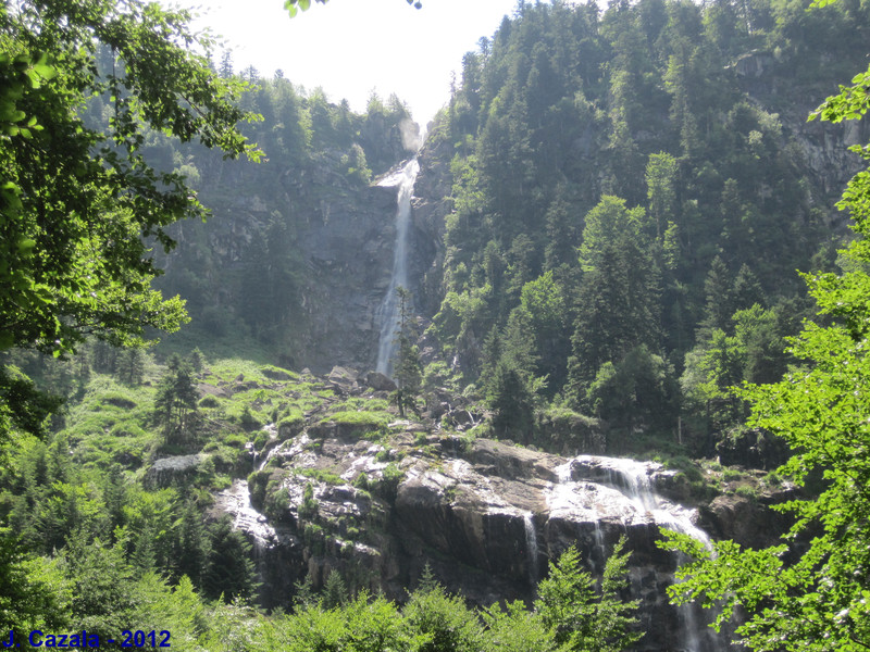 Paysage incontournable des Pyrénées : La cascade d'Ars