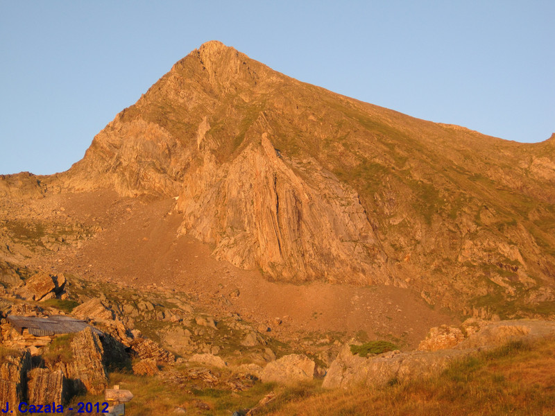 Paysage incontournable des Pyrénées : Le Mont Valier depuis le refuge des Estagnous