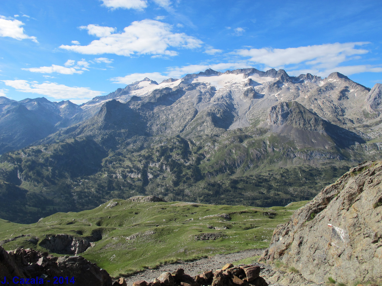 Paysage incontournable des Pyrénées : L'Aneto et la Maladeta depuis le Port de Vénasque
