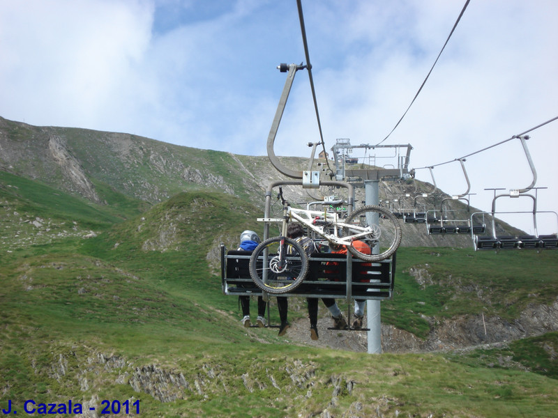 La montée vers les crêtes en télésiège