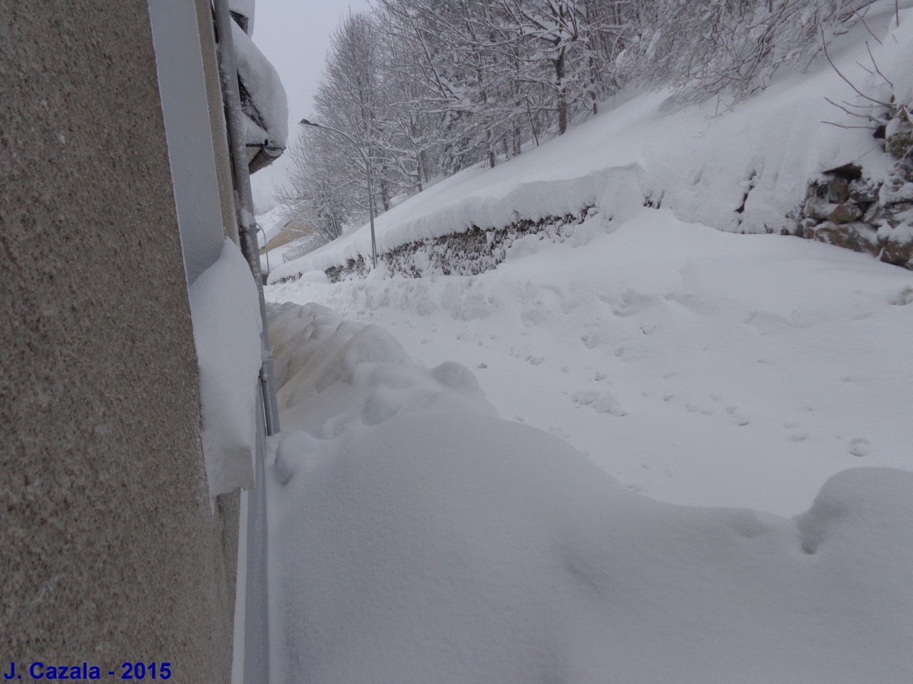 Les rues de Cauterets encombrées par la neige