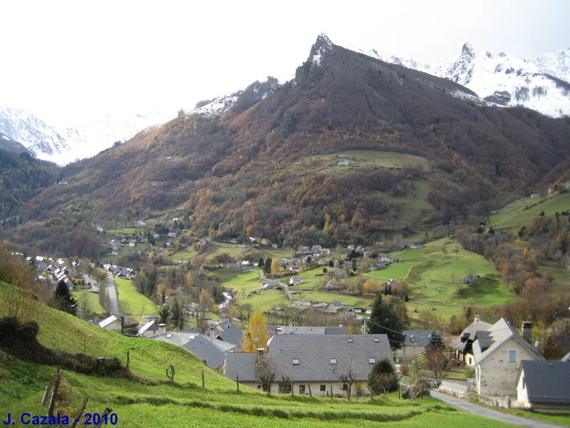 Vue plongeante sur Cauterets et les plaines verdoyantes aux alentours