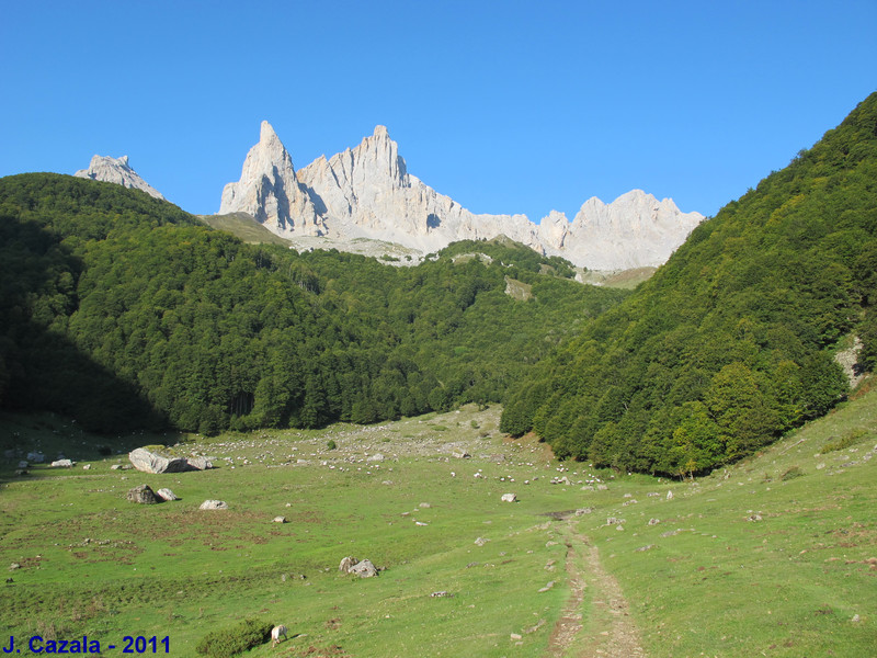 Le cirque de Lescun et les célèbres aiguilles d'Ansabère