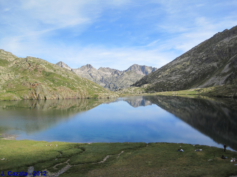 Le lac d'Arratille au lever du soleil