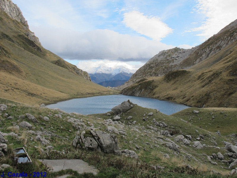 Le lac de Lhurs en automne