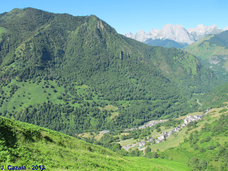 Le village de Cette-Eygun depuis le sentier