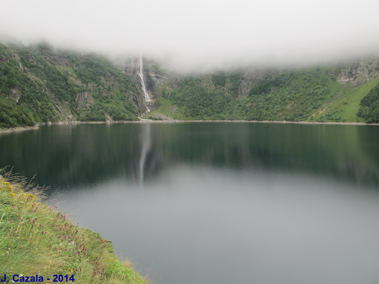 Le célèbre lac d'Oô et sa cascade