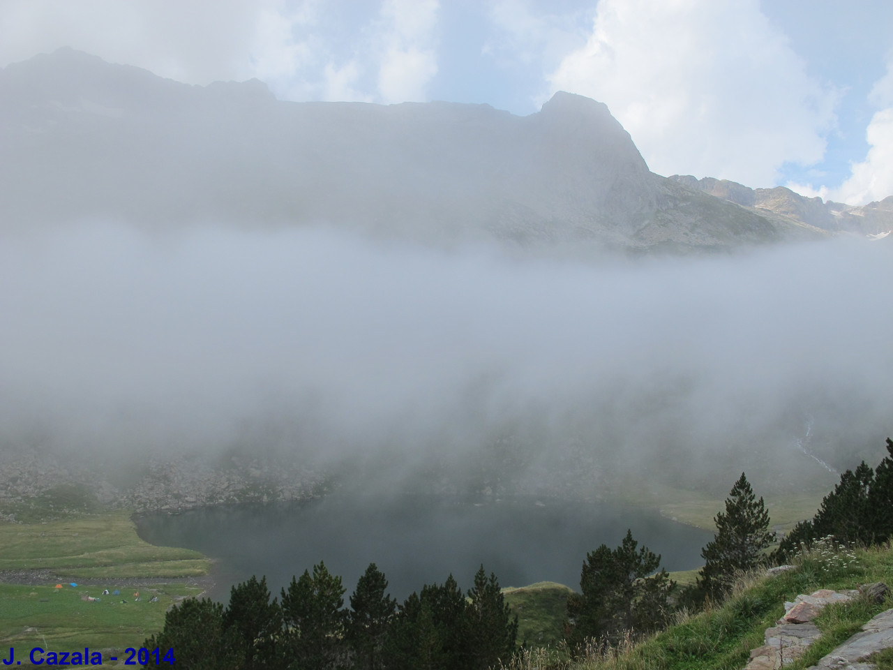 Le cirque et le lac d'Espingo se devient à travers la brume