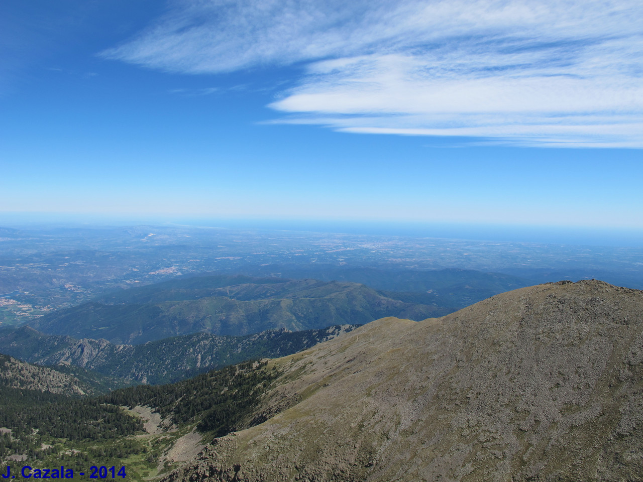 Paysage incontournable des Pyrénées : La Méditerranée depuis le Canigou