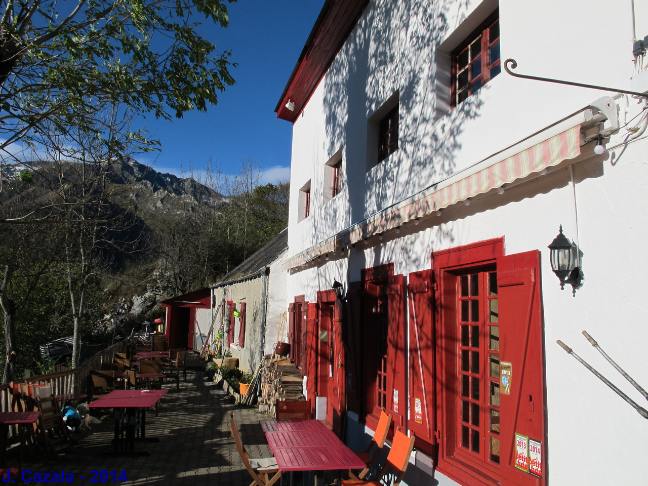 La terrasse ensoleillée de l'hôtellerie de la Reine Hortense