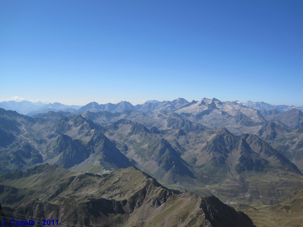 Paysage incontournable des Pyrénées : La chaîne des Pyrénées depuis le Pic du Midi de Bigorre