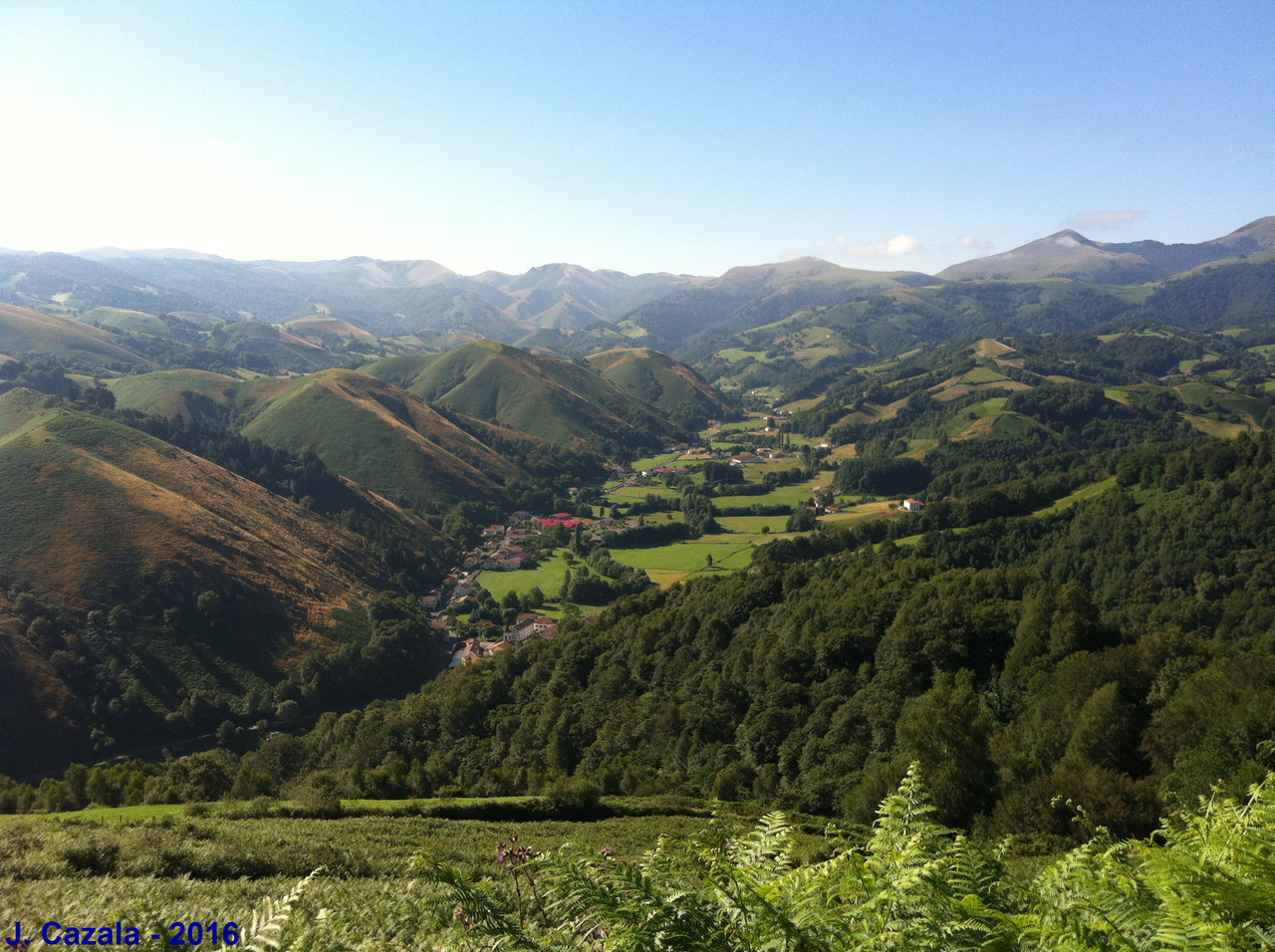 Vue sur la vallée des Aldudes depuis la randonnée