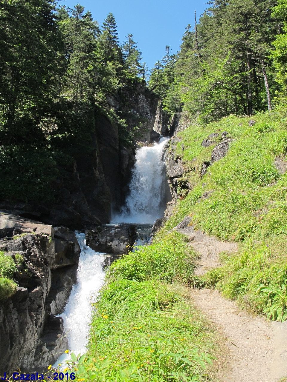 Une des magnifiques cascades du val de Jéret