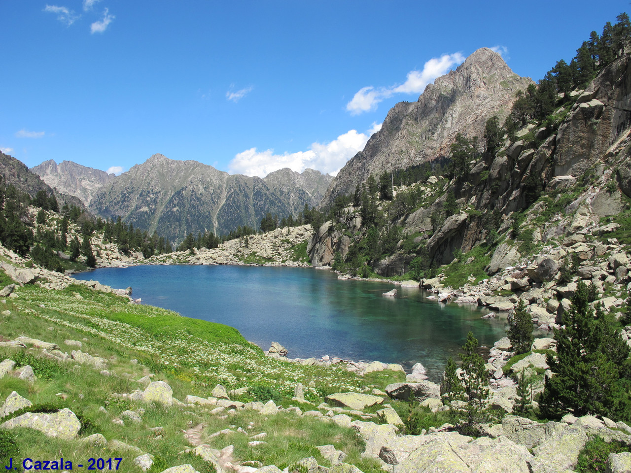 Paysage incontournable des Pyrénées : La vallée et l'Estany de Monestero