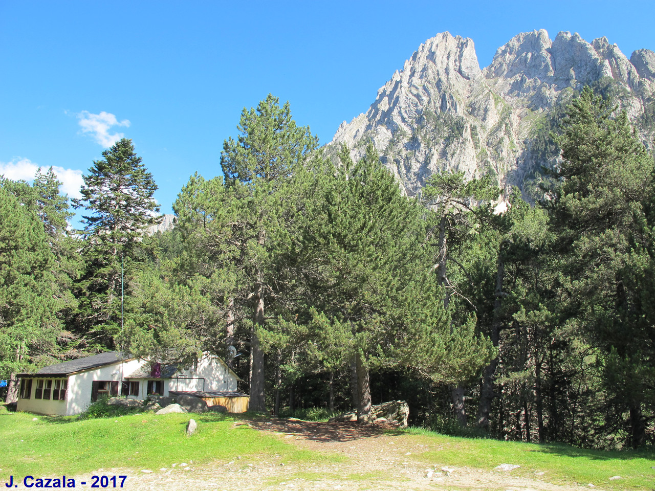 Refuge Ernest Mallafré et aiguilles des Encantats