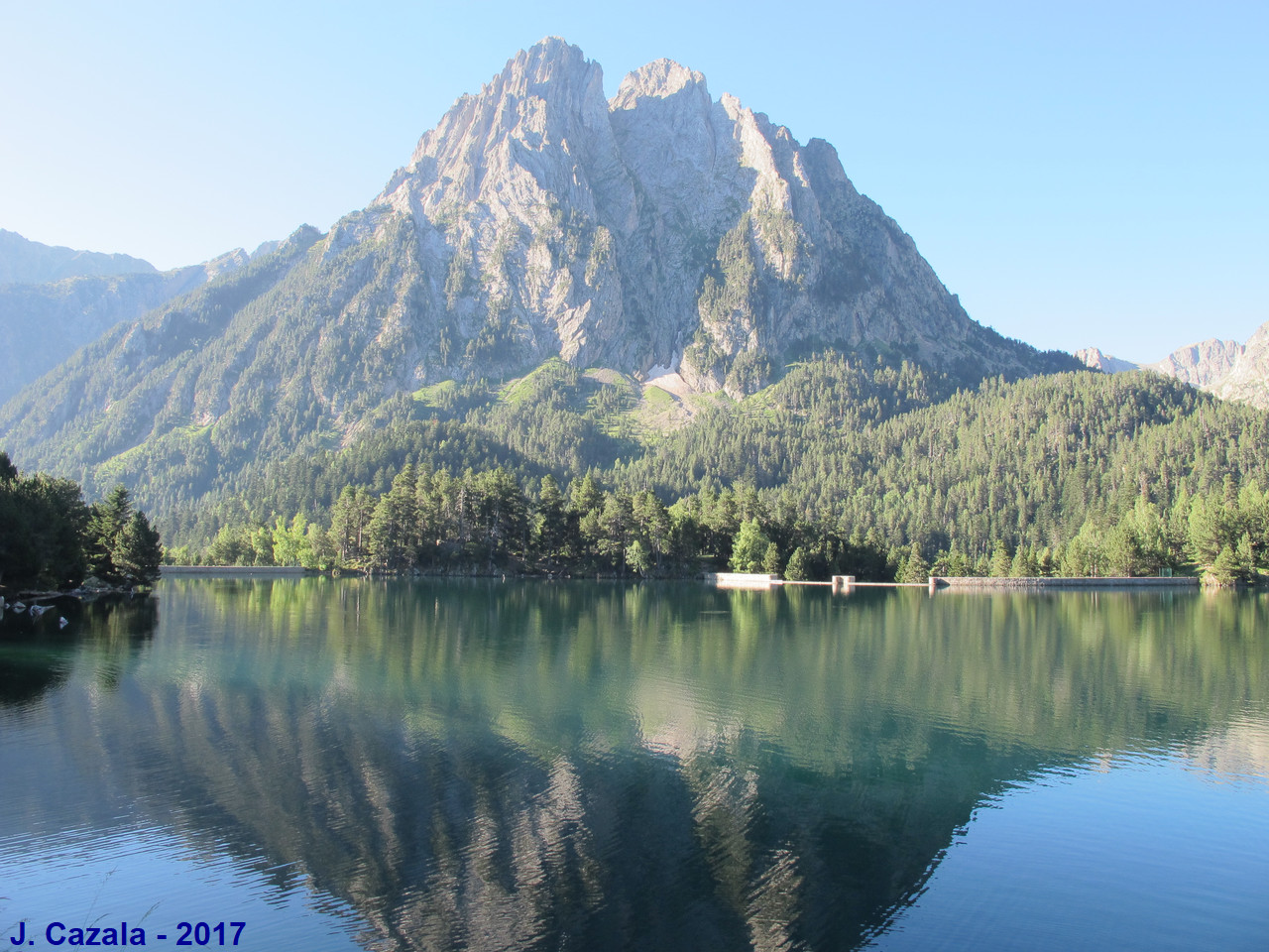 Les aiguilles des Encantats depuis les bords de l'Estany Sant Maurici