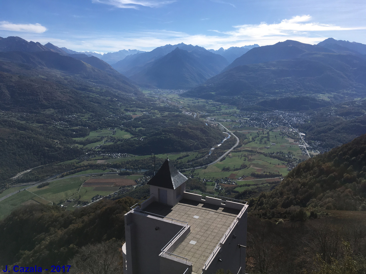 Vue sur la vallée depuis le Pic du Pibeste