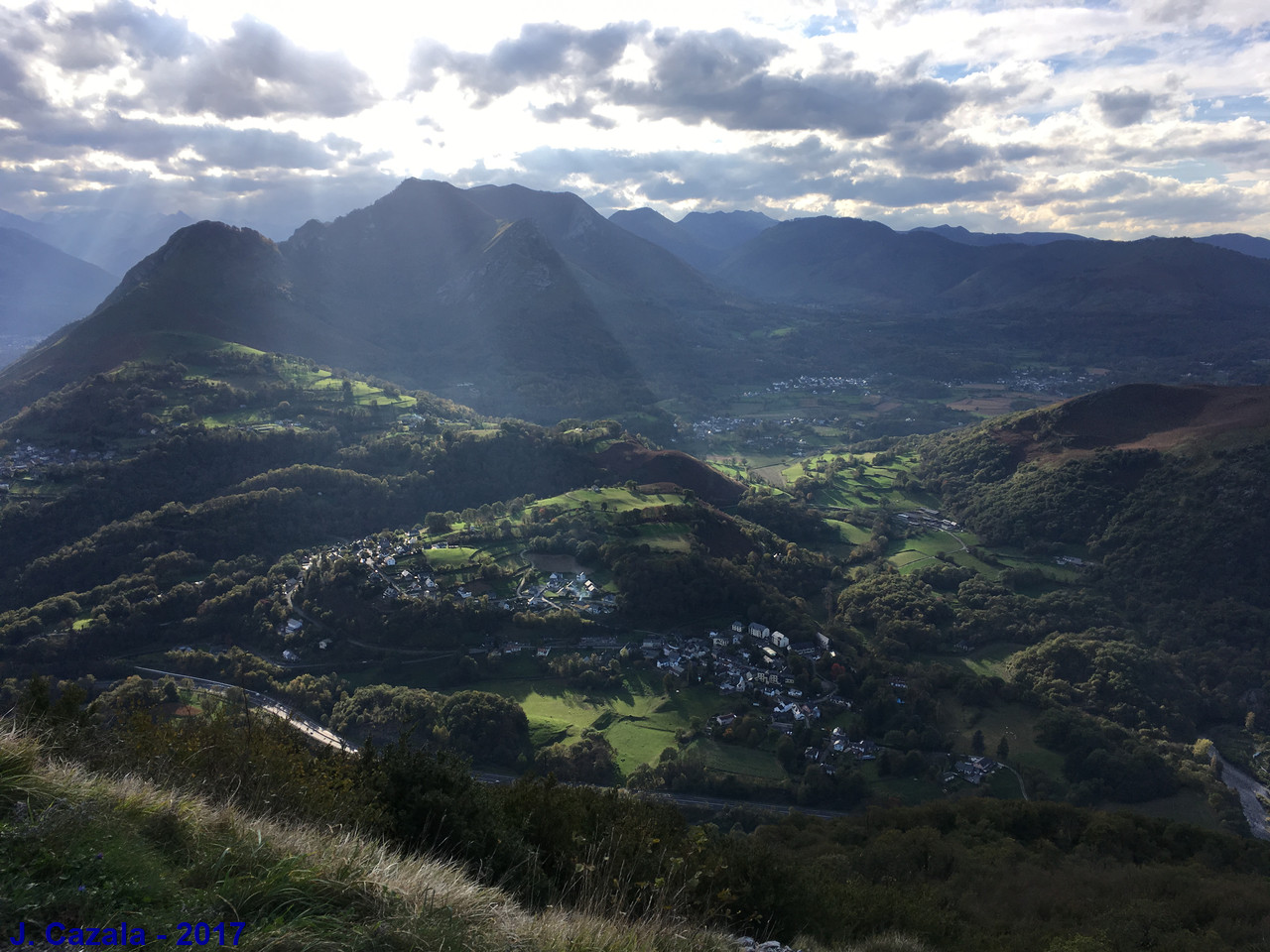 Vue sur la vallée depuis le Pic du Jer