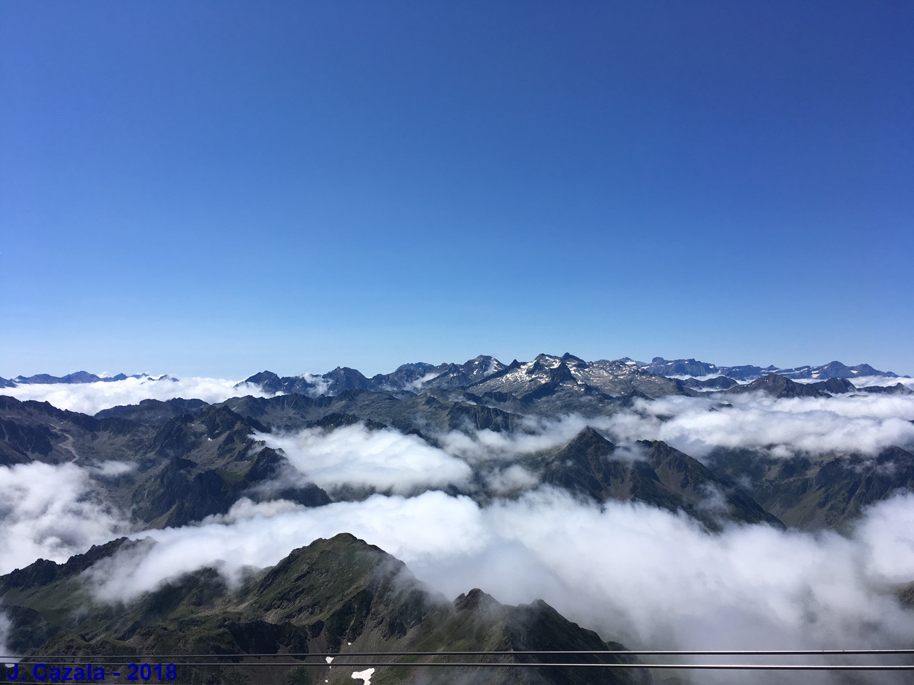 Mer de nuages sur la chaîne des Pyrénées