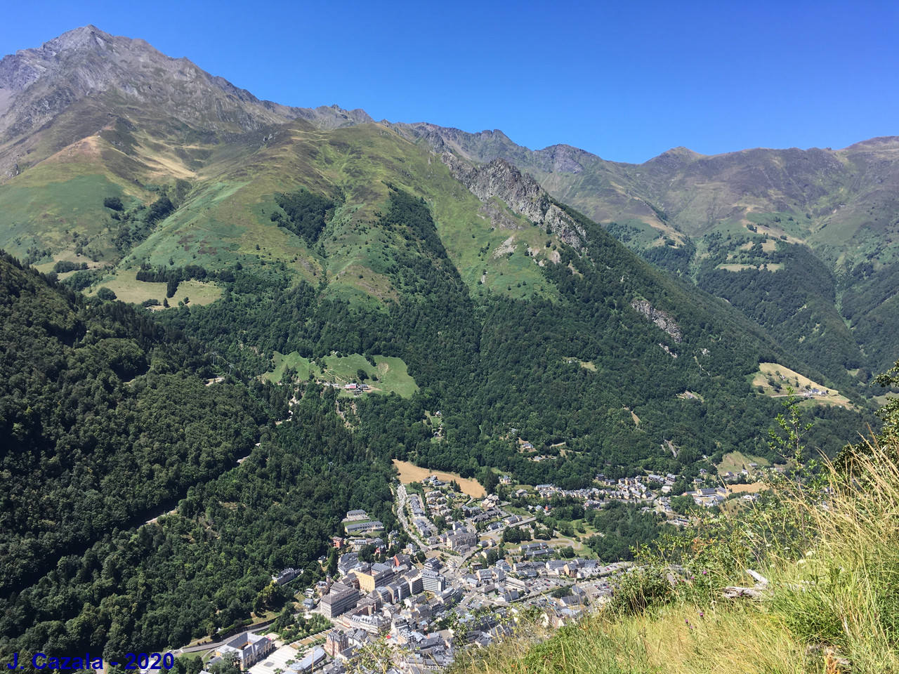 Vue sur Cauterets depuis le Turon des Oules