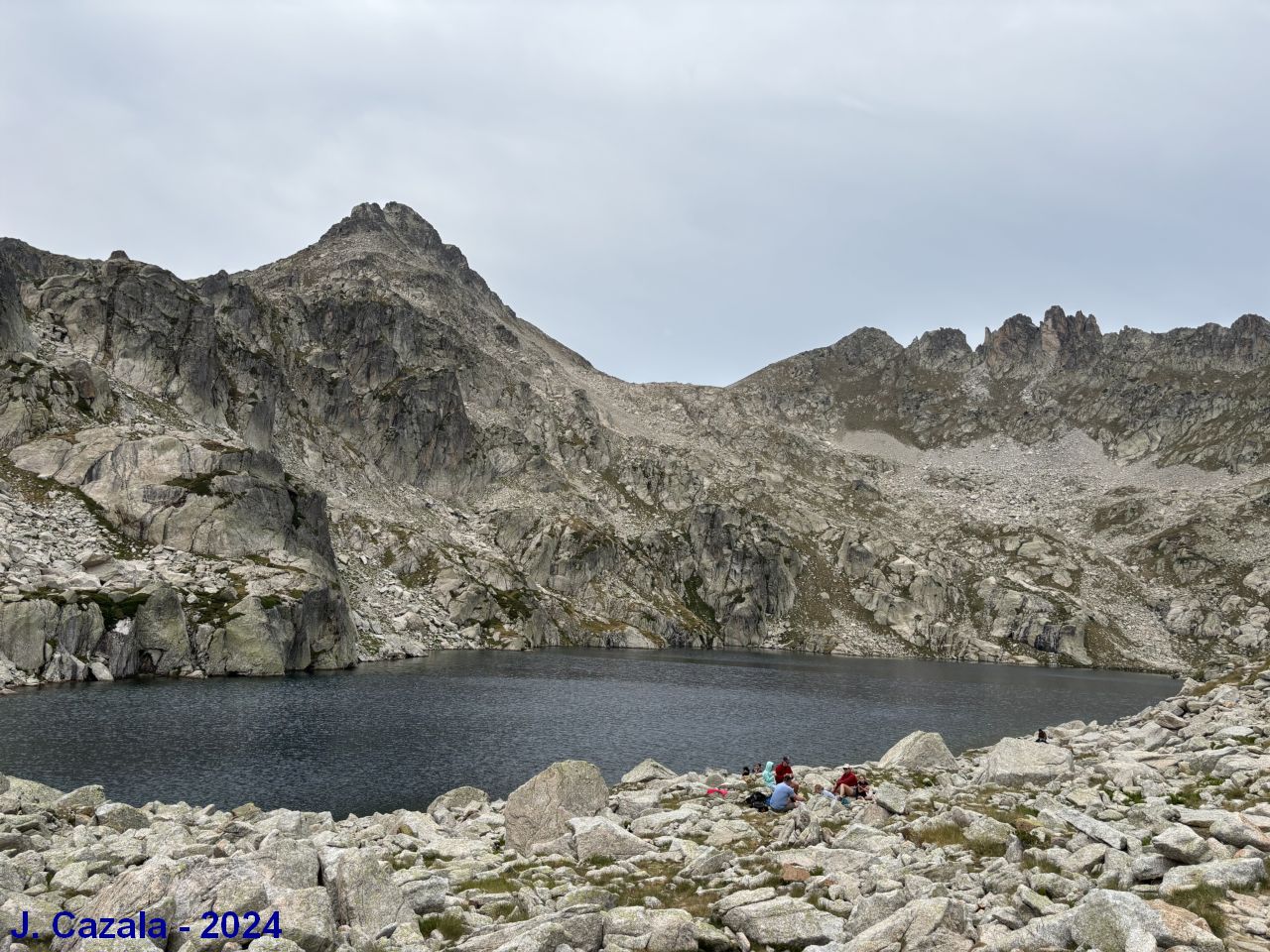 Le lac du Pourtet dans son écrin de roches