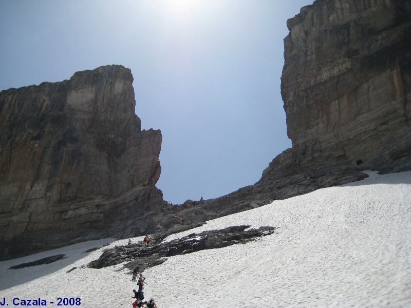 Paysage incontournable des Pyrénées : La brèche de Roland depuis le refuge des Sarradets