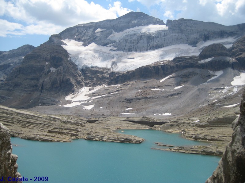 Paysage incontournable des Pyrénées : Le Mont Perdu depuis la brèche de Tuquerouye